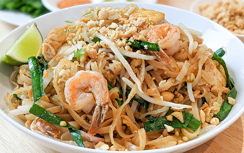 Essayez cette délicieuse recette vidéo de Pad Thai fournie gracieusement par Kim Phat et Hop dans le Wok: Recette de la semaine