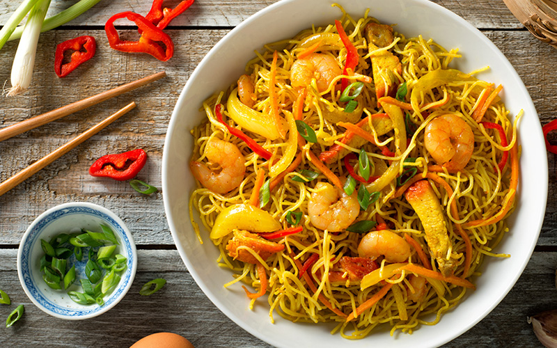 Try this delicious Singapour Noodles  Video Recipe courtesy of Kim Phat and Hop dans le Wok Phat: Recipe of the Week