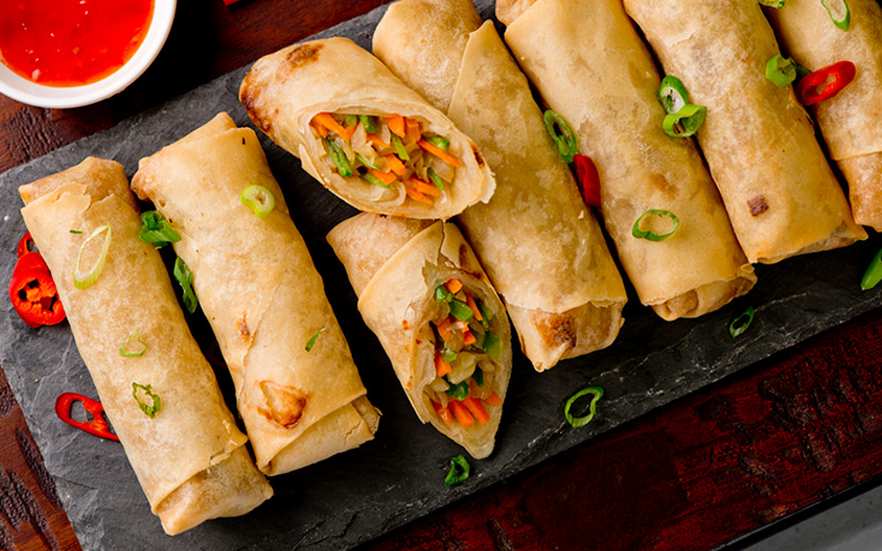 Savourez ce délicieuse recette vidéo de Rouleaux impériaux fournie gracieusement par Kim Phat et Hop dans le Wok: Recette de la semaine