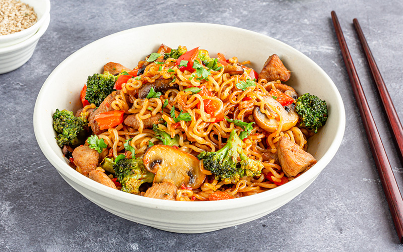 Essayez cette délicieuse recette de Chow Mein de HOP dans le WOK. Elle est rapide et savoureuse