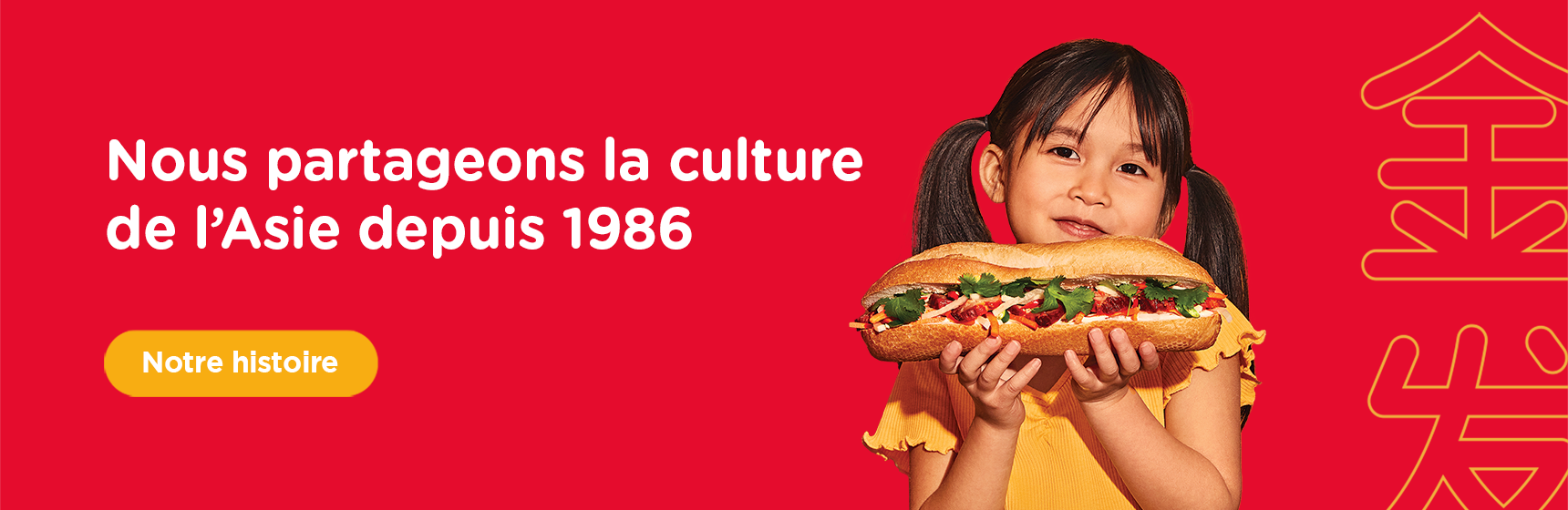 Fillette asiatique avec un banh mi dans les mains